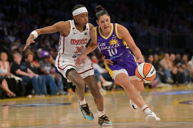 WNBA: Washington mystici v Los Angeles v iskroch