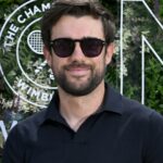 Andrea Berta (vľavo) má neočakávanú pomocnú ruku Jack Whitehall