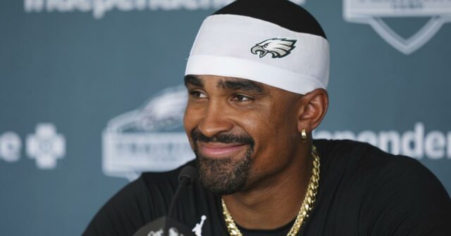 Jalen Hurts nechce vydržať víťazstvo Super Bowl. „Pohyboval som sa“

