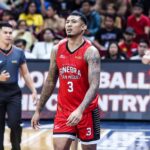 Jamie Malonzo de Barangay Ženeva gin králi počas semifinále filipínskeho pohára PBA proti San Miguel Beermen.