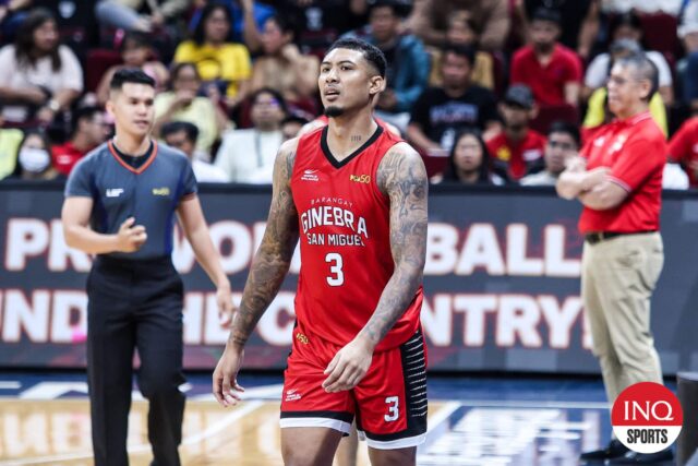 Jamie Malonzo de Barangay Ženeva gin králi počas semifinále filipínskeho pohára PBA proti San Miguel Beermen.