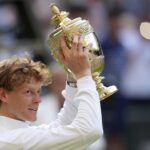 Jannik Sinner z Talianska oslavuje trofej po porazení Carlosa Alcaraza v Španielsku, aby vyhral finále mužského singla na majstrovstvách tenisu vo Wimbledone v Londýne v nedeľu 13. júla 2025.