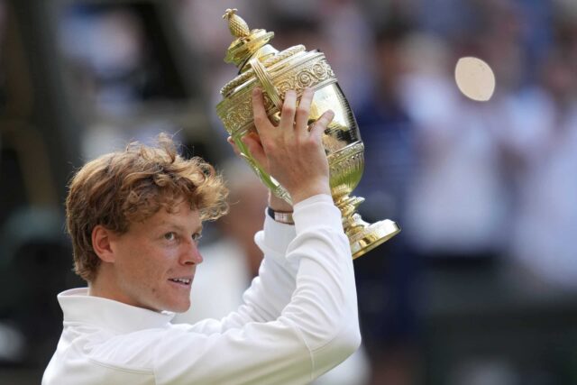 Jannik Sinner z Talianska oslavuje trofej po porazení Carlosa Alcaraza v Španielsku, aby vyhral finále mužského singla na majstrovstvách tenisu vo Wimbledone v Londýne v nedeľu 13. júla 2025.