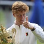 Jannik Sinner z Talianska oslavuje trofej po porazení Carlosa Alcaraza v Španielsku, aby vyhral finále mužského singla na majstrovstvách tenisu vo Wimbledone v Londýne v nedeľu 13. júla 2025.