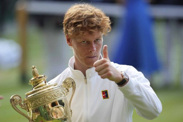 Jannik Sinner z Talianska oslavuje trofej po porazení Carlosa Alcaraza v Španielsku, aby vyhral finále mužského singla na majstrovstvách tenisu vo Wimbledone v Londýne v nedeľu 13. júla 2025.