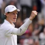 Jannik Sinner z Talianska oslavuje víťazstvo v poslednom zápase mužov mužov proti Ben Shelton v Spojených štátoch na majstrovstvách tenisu vo Wimbledone v Londýne v stredu 9. júla 2025.