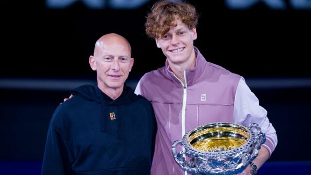 Sinner vyhral tento rok titul Wimbledon, prvýkrát, keď zdvihol trofej na SW19.
