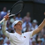 Jannik Sinnner dosiahol prvé Wimbledonské finále jeho všetkých čias porazením Djokoviča v priamych súpravách