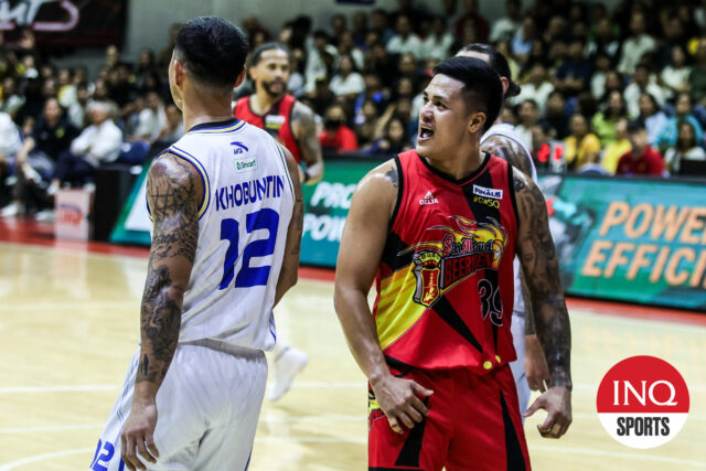 Jericho Cruz de San Miguel Bemen počas finále filipínskeho pohára PBA proti TNT TNT TNT 5G