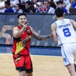 Jericho Cruz de San Miguel Bemenmen počas zápasu 4 PBA Philipine Cupu proti TNT TNT TNT Tropang 5G.