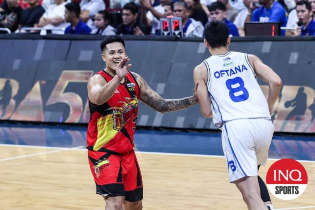Jericho Cruz de San Miguel Bemenmen počas zápasu 4 PBA Philipine Cupu proti TNT TNT TNT Tropang 5G.