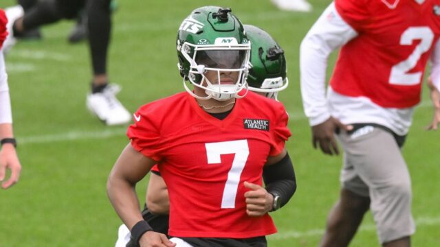Jets QB Justin Fields sa vyťažil s pravým poranením vpravo prstom

