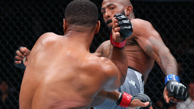 Jiri Prochazka kritizuje Khalil Rountree, aby vyhral zápas Jamahal Hill Wrestling.

