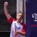 Joey Chestnut dominuje pri konzumácii konkurencie stravovania hot dogov