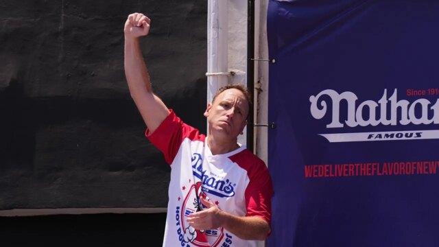 Joey Chestnut dominuje pri konzumácii konkurencie stravovania hot dogov

