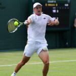 Johannus pondelok a Adam Walton súťažia v prvom Wimbledone