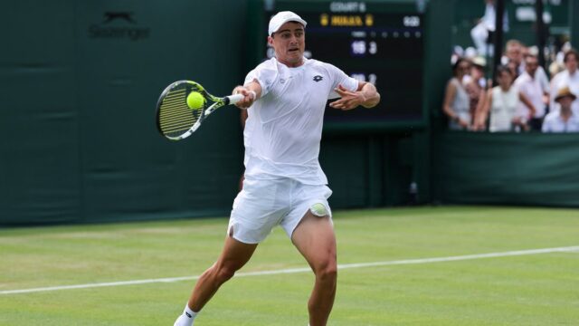 Johannus pondelok a Adam Walton súťažia v prvom Wimbledone

