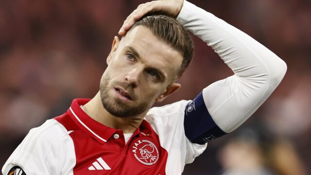 Jordan Henderson sa vrátil do Premier League s bezplatným prevodom do klubu Scrocdust, keď opustil Ajaxovu saudskú nočnú moru.

