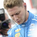 Fallen auto Josef Newgarden je ťahané bezpečnostnou posádkou v Honda Indy 200 z IndyCar do Mid -ohio - Zdroj: Getty