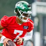 Justin Fields sa zúčastňuje na cvičeniach výcvikového tábora po tom, čo sa zabráni zraneniu