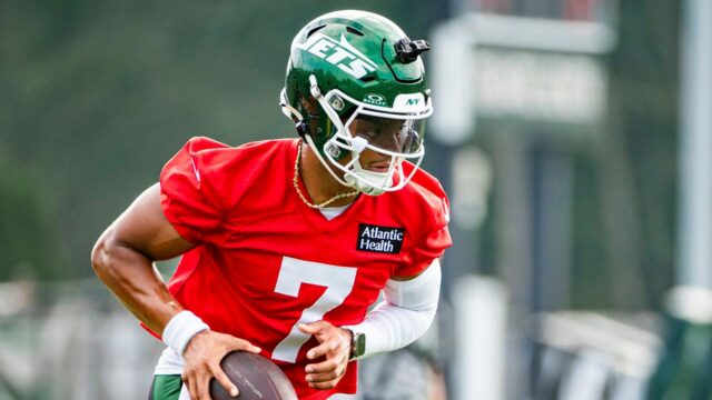 Justin Fields sa zúčastňuje na cvičeniach výcvikového tábora po tom, čo sa zabráni zraneniu

