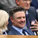 Justin Rose stráži tenisový zápas vo Wimbledone z Royal Box