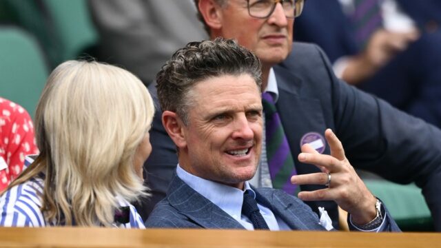 Justin Rose stráži tenisový zápas vo Wimbledone z Royal Box

