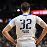 Striker Dallas Mavericks Coope Flagg sa pozrie na basketbalovú hru v letnej lige NBA vo štvrtok 10. júla 2025 v Las Vegas.
