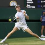 Jannik Süner porazil Ben Sheltona v priamych súpravách, aby dosiahol jedinú hru mužov vo Wimbledone
