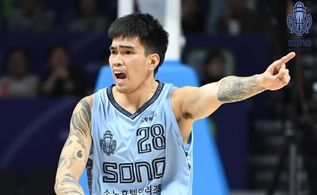 Kevin Quiambao sa vracia k akcii pre Goyang Soo Skygunners v Kórejskej basketbalovej lige (KBL).
