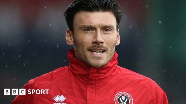 Kieffer Moore warming up for Sheffield United