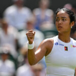 Alexandra Eala de Philippines reaguje pri hraní proti Barbora Krejcikovej z Českej republiky počas prvého ženského tenisového zápasu v druhý deň v roku 2025 Wimbledon Championship vo všetkých Anglických trávnikových tenisoch a klube Wimbledon Croquet Club, 1. júla, 2025.