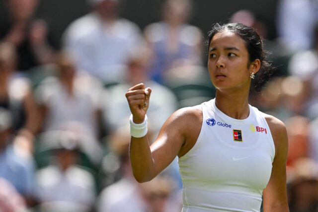 Alexandra Eala de Philippines reaguje pri hraní proti Barbora Krejcikovej z Českej republiky počas prvého ženského tenisového zápasu v druhý deň v roku 2025 Wimbledon Championship vo všetkých Anglických trávnikových tenisoch a klube Wimbledon Croquet Club, 1. júla, 2025.
