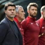 Mauricio Pochettino používa tento zlatý pohár na získanie najnovších dojmov pre zamestnancov svetového pohára.