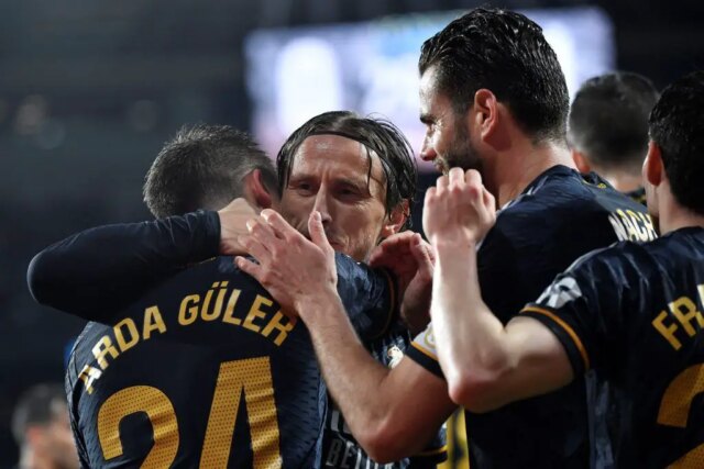 LOOK: Luka Modrić na začiatku dáva spoluhráči z Real Madrid Arda Gülera špeciálne

