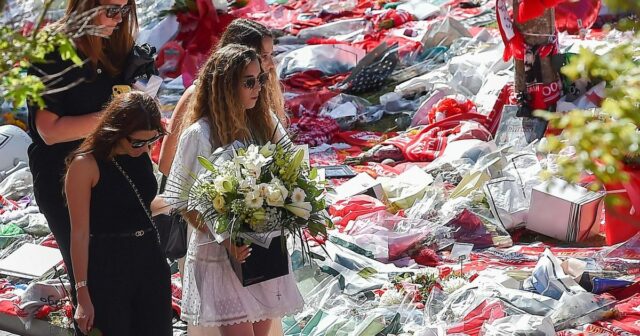 La femme de Diogo Jota rend visite à Anfield pour voir des hommages floraux alors que les stars de Liverpool rendent hommage
