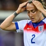 La lionne Lucy Bronze avait l'habitude de saisir les canapés de mates, la majeure partie de la saison car `` salaire était horrible ''