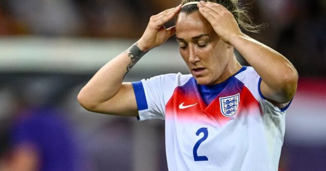 La lionne Lucy Bronze avait l'habitude de saisir les canapés de mates, la majeure partie de la saison car `` salaire était horrible ''
