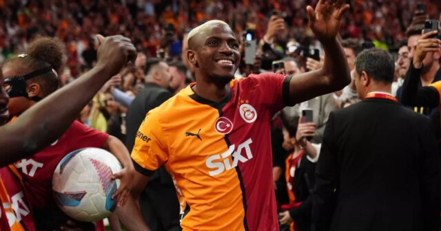 La mise à jour du transfert Man United de Victor Osimhen comme choc rival avec une transaction de 65 millions de livres sterling
