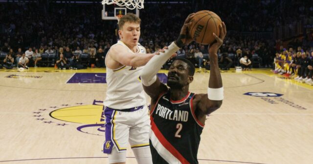 Lakers súhlasí s podmienkami s centrom DeAndre Athon


