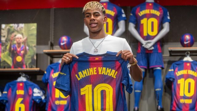 Lamine Yamal dal kultové číslo 10 Lionel Messi v Barcelone

