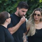 Le geste funéraire Diogo Jota de Ruben Neves de Ruben Neves alors que l'étoile en deuil porte le cercueil