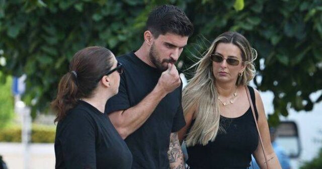 Le geste funéraire Diogo Jota de Ruben Neves de Ruben Neves alors que l'étoile en deuil porte le cercueil
