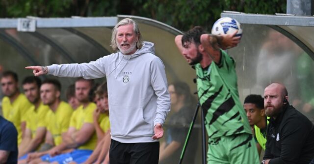Le manager que Robbie Savage a limogé à Macclesfield laisse les sentiments en connu sur ses vraies couleurs
