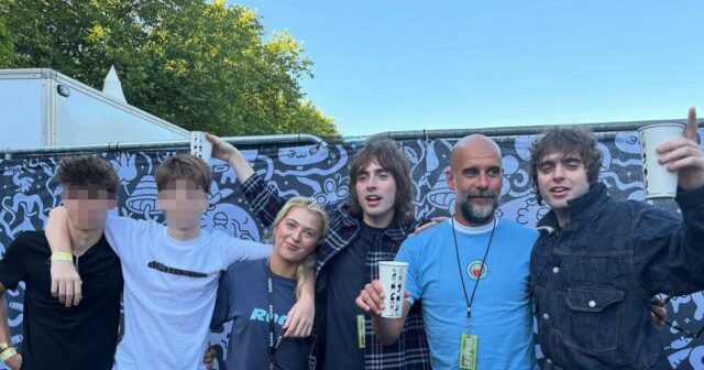 Le patron de Man City Pep Guardiola Living Best Life at Oasis Heaton Park Gig alors que les fans adorent ses `` jort ''
