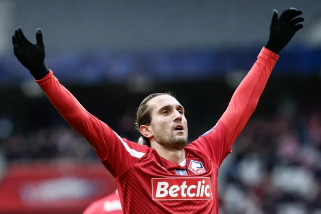Leeds United a francúzsky klub sa zaujímajú o bývalého útočníka Lille Yusuf Yazıcı

