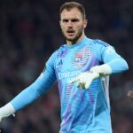 Leeds United plánuje podpísať Lyonovho brankára Lucasa Perriho s prenosom 15,6 milióna GBP