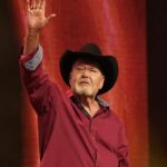 Legenda AEW Jim Ross trpí veľkým množstvom nehody; Odhaľuje podrobnosti