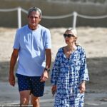 Legenda Liverpoolu Alan Hansen, 70 rokov, vyzerá vhodne a zdravá, pretože si užije prechádzku nasiaknutú na slnku so svojou manželkou v exkluzívnom hoteli Barbados