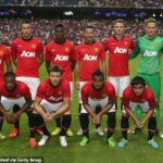 Legenda Man United Nemanja Vidic (pravý, horný rad) odhalila hráča s „poprsím“ v šatni počas jeho úspešnej ôsmich rokov v Old Trafford.